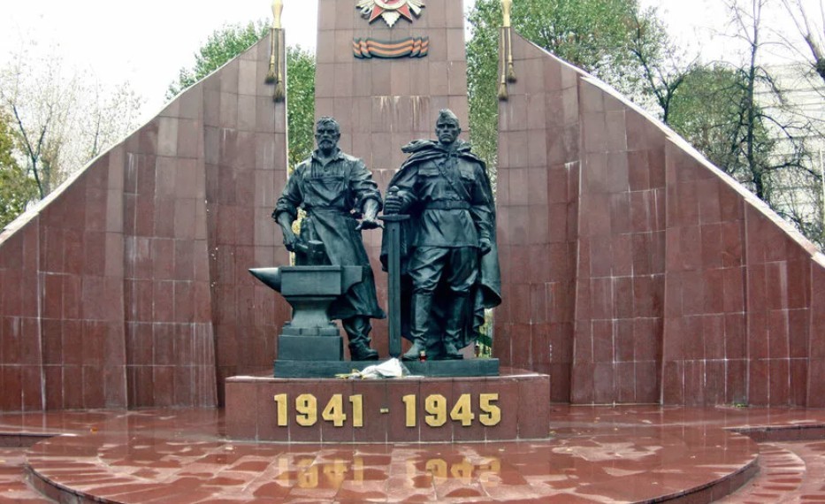 Памятник воинам Великой Отечественной войны в центре Москвы.