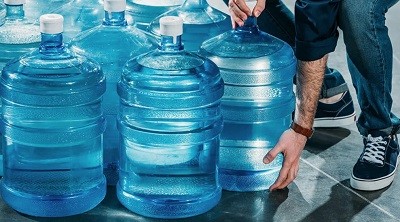 Почему бутилированная вода разливается в бутыли 19 литров?