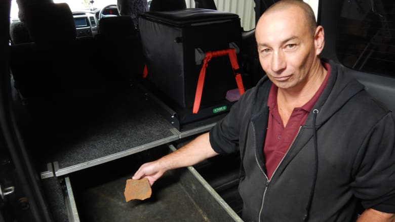 Австралиец считает, что подвергся проклятию, потому что взял камень из священного места 1