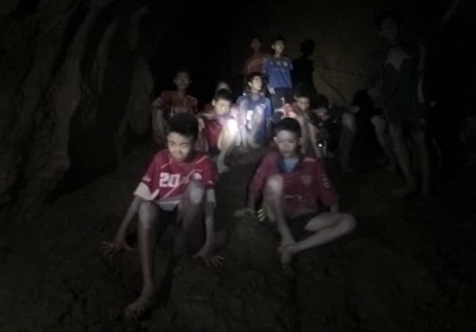 Чудо в Таиланде: Пропавших в пещере 12 детей и их тренера нашли живыми 1