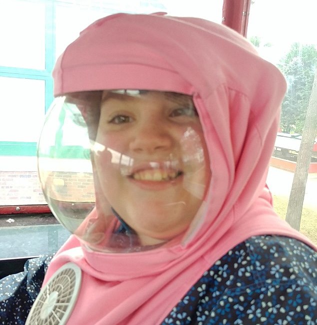 Девочка вынуждена постоянно ходить в