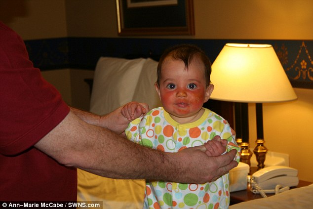 Девочка вынуждена постоянно ходить в