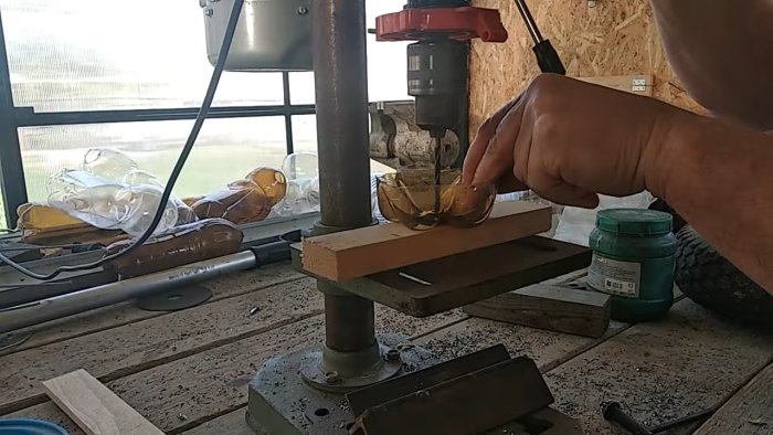 Процесс нарезки лопастей из донышка пластиковой бутылки