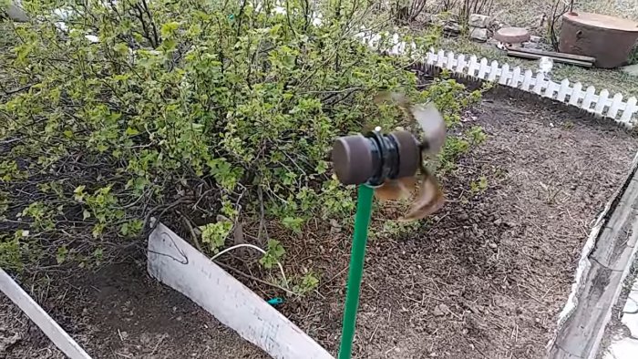 Готовый ветряной отпугиватель кротов на садовом участке