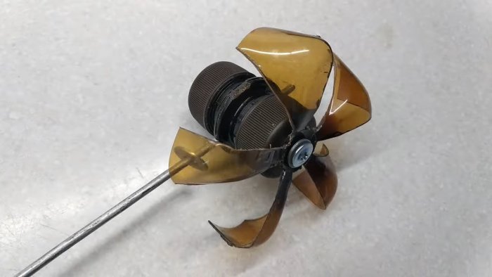 Установка трубки отпугивателя в грунт кувалдой