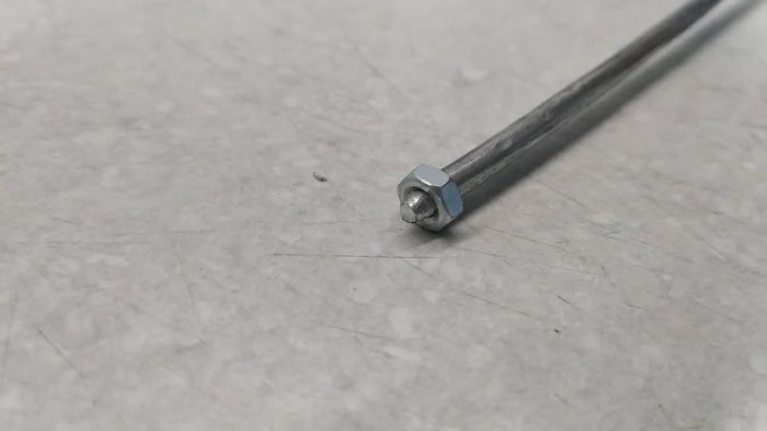 Крепление вертушки к крышке бутылки саморезом