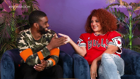 Друзья за обсуждением общего рабочего проекта