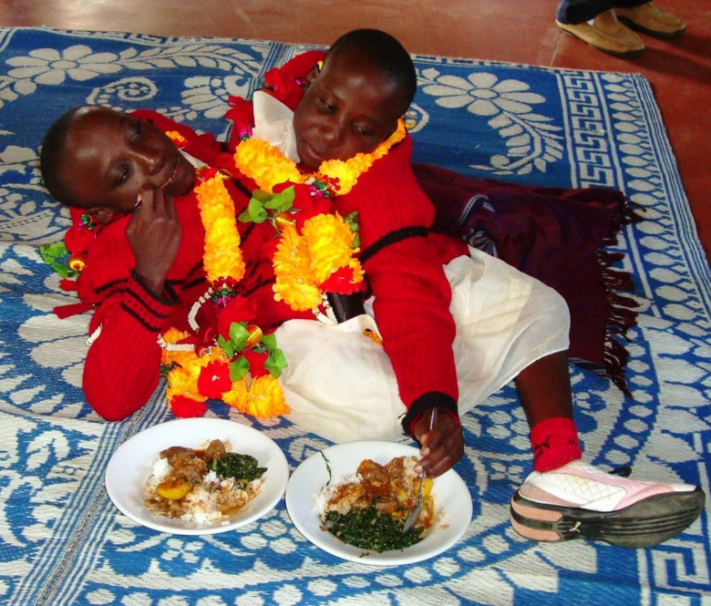 Танзанийские сиамские близнецы с одним телом на двоих скончались в 21 год 1