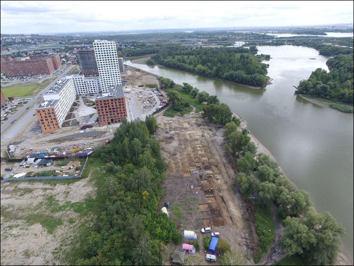 В Новосибирске на раскопках найдена 5000-летняя фигурка человека в перьевом головном уборе 3